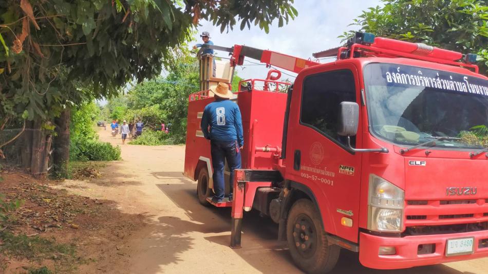 องค์การบริหารส่วนตำบลโนนงาม ออกให้บริการประชาชน ในการตัดตกแต่งกิ่งไม้ตามคำขอของผู้ใหญ่บ้าน บ้านม่วงโป้